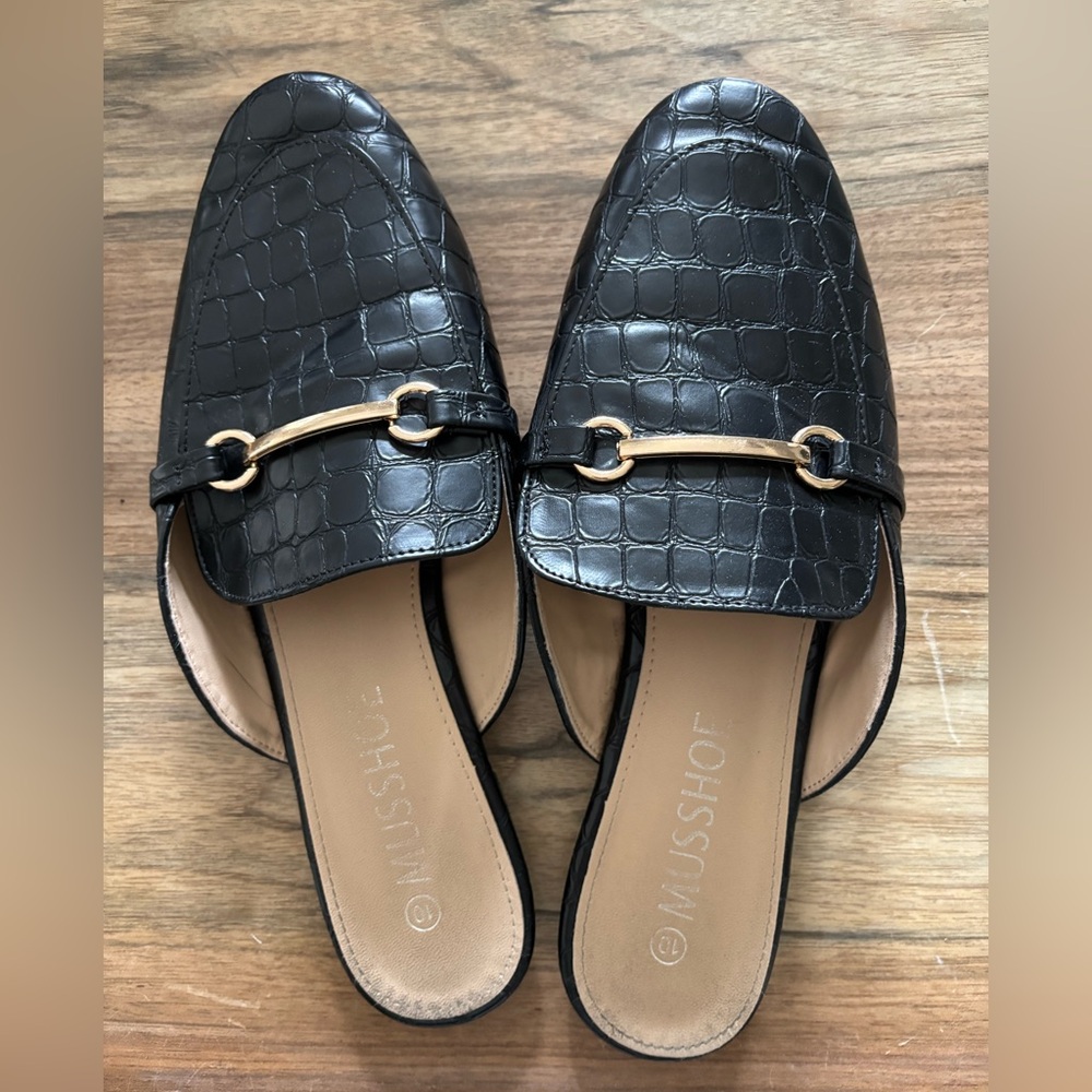 Black Crocodile Pattern Loafers